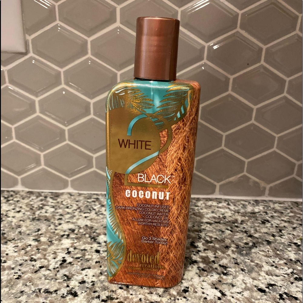 White 2 Black Coconut  Bronzing Tanning Lotion